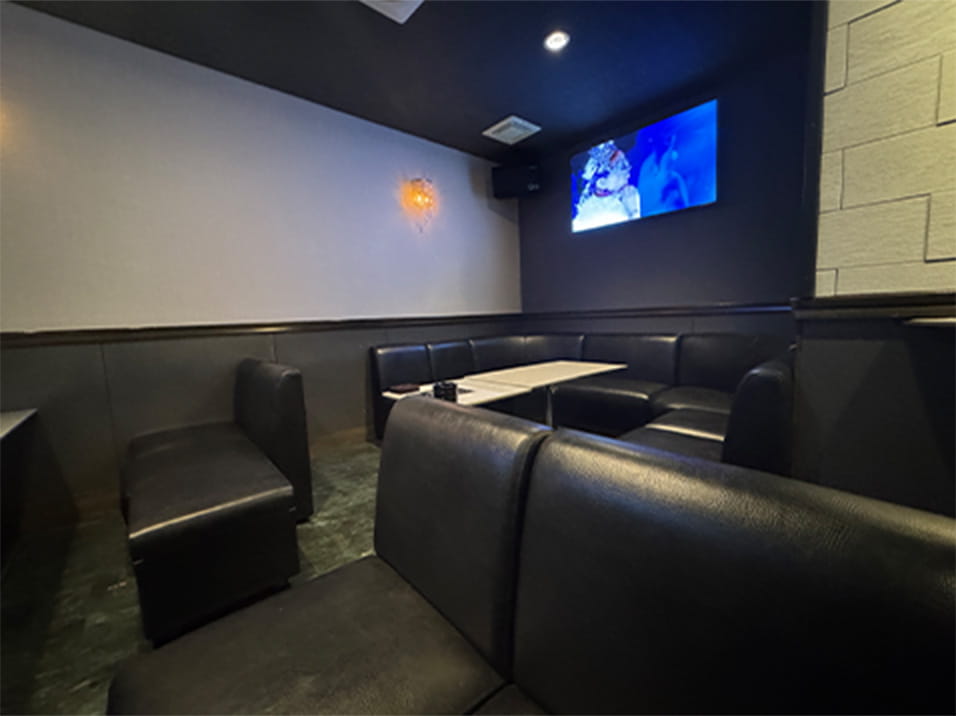 スナック流のソファ席とテーブル