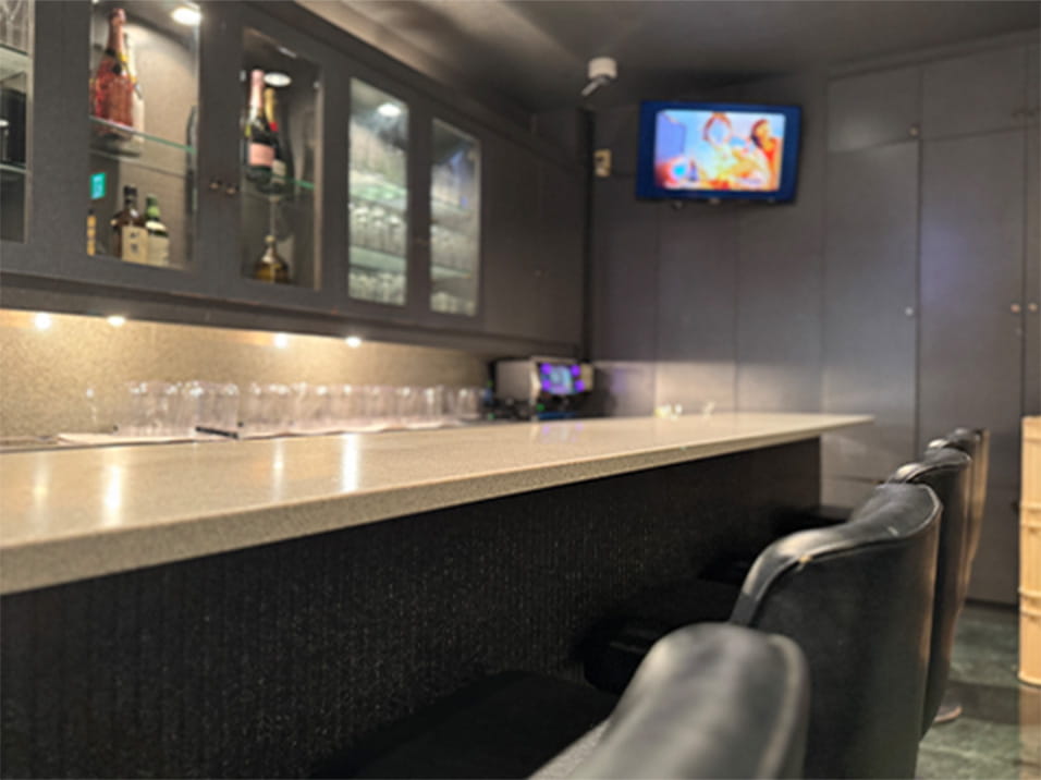 スナック流のカウンター席の様子